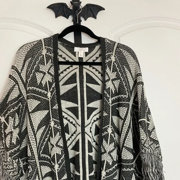 Sun & Shadow Bohemian Geometric Black and Cream Poncho Fringe Detail size M - Picture 3 of 11